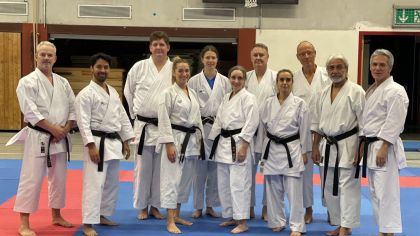 Kampfrichter Hessen mit dem Referenten Dr. Y. Islam (zweiter von links) und Kata Landestrainerin Sophie Wachter (vierte von links)                Bild: Verschiedene für den HFK