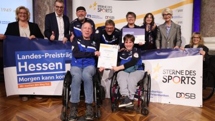 Es gratulierten (2. Reihe von rechts) Sportlerin Manuela Schmermund, die
Sportbeauftragte des Landes Hessen Ann Kathrin Linsenhoff, Barbara Bug-Naumann,
Generalbevollmächtigte der Volksbank Darmstadt Mainz eG (3.von rechts) sowie Juliane Kuhlmann,
Präsidentin des Landessportbundes Hessen (ganz links).                Bild: Genoverband e. V./ Franz Fender