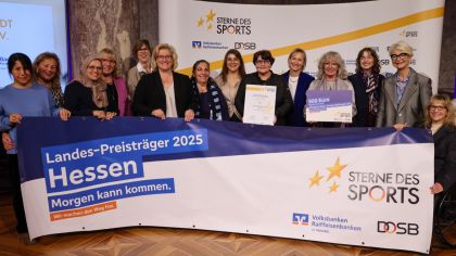 Stolz präsentiert sich die Delegation des VfL Altenstadt dem Fotografen                Bild: Genoverband e.V. | Franz Fender