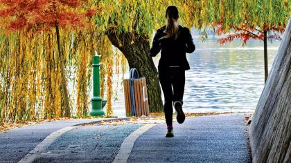 Läufer*innen brauchen im Herbst und im Winter eine gute Ausrüstung, um Rutschgefahr auf Laub, Nässe oder Eis zu vermeiden. Foto: pixabay