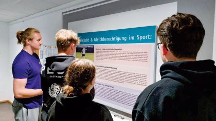 Freiwilligendienstleistende schauen sich das Panel in Wetzlar an.Foto: SJH/Katrin Eger