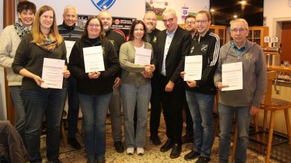 Vorstände von sechs Vereinen holten ihre Urkunden persönlich ab: Das Foto zeigt sie im Viermündener Sportheim mit Sportkreis-Chef Uwe Steuber (4. v. rechts).                 Bild: Gerhard Menkel