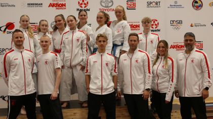 Kata Team Hessen: Vorne rechts: Leistungssportreferent Christian Bonsiep, daneben die Kata Landestrainer Sophie Wachter und Thorsten Steiner sowie links außen: Betreuer Markus Seitz und daneben Betreuer Noel Seitz                Bild: Martina Bier für den HFK