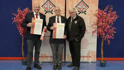 Michaelo Walter (links) und Werner Müller (Mitte) wurden von HJV-Präsident Sven Deeg ausgezeichnet.                Bild: Carsten Loos