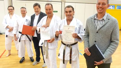 Von links: Michael Ahl, Tobias Kern (Trainer im Karateverein), der Präsident des Hessichen Fachverbandes für Karate Reinhard Schmidt-Echardt, Markus Emmerich 7. Dan, Richard Grasse 6. Dan und Dieburgs Bürgermeister Fank Haus.                Bild: Richard Grasse für den HFK