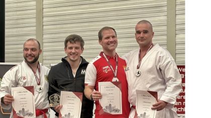 Zweiter von links: Eduard Lichonin, Kategorie Kata Ü-30 männlich: Gold                 Bild: Eduard Lichonin für den HFK