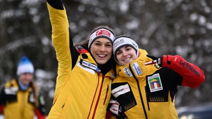 Gute Laune bei Leonie Fiebig und Kim Kalicki (von links) nach Platz 3                Bild: Viesturs Lacis