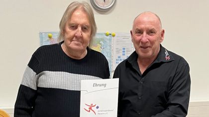 Emil Krah vom Fuldaer Sportverein für Sport und Gesundheit erhält vom Sportkreisvorsitzenden die lsb h Ehrenurkunde im Auftrag der Präsidentin Juliane Kuhlmann                Bild: Fuldaer Verein für Sport und Gesundheit