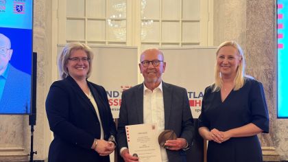 "Sportministerin" Diana Stolz und lsb h Präsidentin Juliane Kuhlmann (links) zeichnen den Ehrenvorsitzenden des Sportkreis Fulda-Hünfeld für sein jahrzentelanges Engagement mit der Sportplakette des Landes Hessen aus.                Bild: Carsten Möller