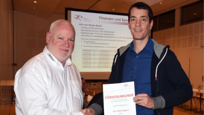 Im Rahmen der Info-Veranstaltung "Sportkreis on tour" hat Sportkreis-Vorsitzender Jörg Pöschl (links) dem Vorsitzenden der TSG Köppern, David Faulstich. einen Förderbescheid über 857,15 Euro überreicht.                Bild: Gerhard Strohmann