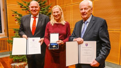 Staatsministerin Diana Stolz händigt die Hessischen Verdienstorden an (v. l.) Norbert Möller und Ulrich Manthei aus.
Bild: Hessische Staatskanzlei | Paul Müller