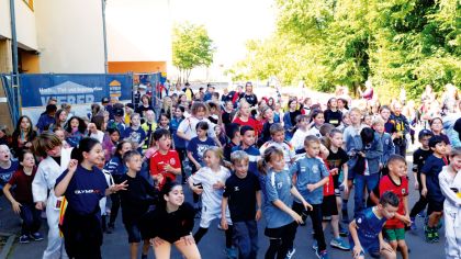 Kinder in Bewegung bringen. Das geschieht auch durch den Trikottag, an dem die Kinder Verbundenheit zu ihrem Verein zeigen. Foto: lsb h