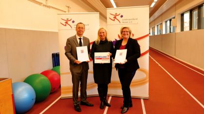 Zwei Förderbescheide überreichte Ministerin Diana Stolz an Juliane Kuhlmann und Andreas Klages.Foto: lsb h