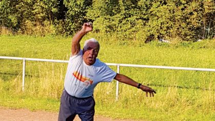 Hermann Heinz im Sommer beim Kugelstoßen. Fotos: prv/Heinz