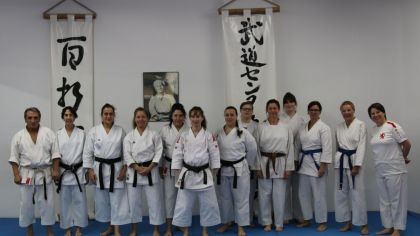 V.l.: Dimitrios Karamitsos (Trainer), Rebeca Garcia (Betreuerin), Joheina Hamami (Referentin), rechts außen: Anna Polanska (Frauenreferentin HFK), die restlichen Damen sind aus verschiedenen Hessischen Vereinen                Bild: Martina Bier für den HFK