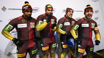 Da kommt Freude auf bei den Anschiebern von links  Costa Laurenz, Joshua Tasche, Issam Ammour und Pilot  Adam  Ammour                Bild: Viesturs Lacis