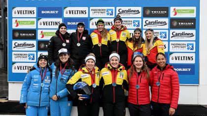 Die frisch gebackenen Junioren-Europameisterinnen Charlotte Candrix und Lena Brunnhübner grüßen auch nach diesem Rennen vom obersten Podestplatz (obere Reihe 3 und 4 von links in den gelben Jacken)                Bild: Dietmar Rieker