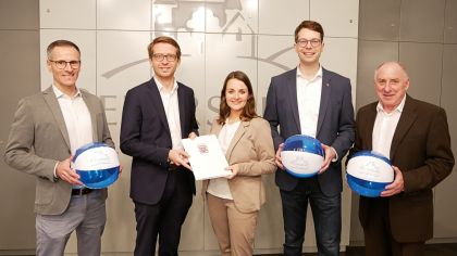 Staatssekretär Michael Ruhl (2. v. l.) überreicht der Petersberger Bürgermeisterin Claudia Brandes einen Förderbescheid über eine Million Euro für die Sanierung des Schwimmbades im Waidesgrund                  Bild: Sebastian Kircher - Gemeinde Petersberg