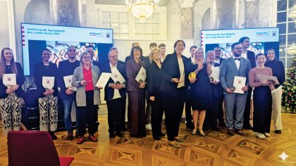 Gut gelaunte Preisträgerinnen und Preisträger. Unter den Ausgezeichneten waren auch die beiden Ehrensportkreisvorsitzenden Hein-Peter Möller (SK Fulda-Hünfeld) und Werner Eifert (SK Vogelsberg). Foto: Harald Piaskowski