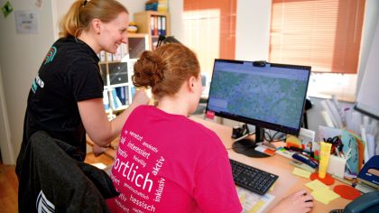 Eine Freiwillige wird von ihrer pädagogischen Betreuung unterstützt.Foto: Kai Peters/SJH