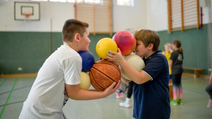Einfache &Uuml;bungen f&ouml;rdern den Teamgeist und die Pers&ouml;nlichkeiten der jungen Sportler*innen.
                Bild: SJH