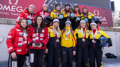 Sechs strahlende Damenteams freuen sich über ihr gutes Abschneiden bei der Junioren Weltmeisterschaft. Mitten drin in der oberen Reihe Charlotte Candrix und Lena Brunnhübner (Dritte und Vierte von links)                Bild: Marlon Tramèr       Olympia  Bob Run