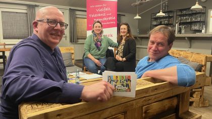 Vereint gegen Extremismus (von links): Moderator Markus Potthoff, Kerstin Mühlhausen vom Sportkreis Waldeck-Frankenberg, Violetta Bat vom Netzwerk für Toleranz und Christopher Vogel vom Mobilen Beratungsteam gegen Rechtsextremismus.

                Bild: Gerhard Menkel