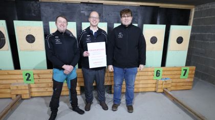lsb h Förderurkunde für Schützenverein Hundsbach - v. l. Manuel Ihlau (Vorsitzender), Sebastian Dänner (stellvertretender Bezirksschützenmeister) und Jakob Will (Jugendwart)                  Bild: Harald Piaskowski