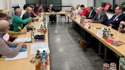 Sportkreisvorsitzender Hans Böhl diskutiert mit Politikern des Main-Taunus-Kreises anlässlich der bevorstehenden Kommunalwahlen.                Bild: Kathrin Zimmermann