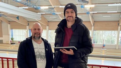 Gerald Gräser (Vorsitzender der TGS 1886 Langenhain e.V.) und Energie- und Sportstättenberater Malik Walters in der Wilhelm-Busch-Halle in Hofheim-Langenhain                Bild: Kathrin Zimmermann