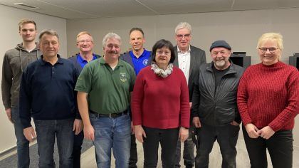 Reger Austausch: Vorstände von fünf Sportvereinen mit Sportkreischef Uwe Steuber (3. v. rechts).                 Bild: Kerstin Mühlhausen