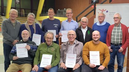Anfang des neuen Jahres 2026 in großer Runde bei den Vereinsgesprächen in der Kreissporthalle des Main-Taunus-Kreises: Sportkreisvorsitzender Hans Böhl (hinten links) und Sportkreisvorstand Richard Grützner (hinten rechts) mit Vertreterinnen und Vertretern der Sportvereine Turn- und Sportgemeinde Sulzbach, Tennis Westerbach Eschborn, Turnverein Hofheim, Schützengesellschaft Okriftel, Turnverein Wallau, Schützengesellschaft Okriftel, Turn- und Sportverein Kriftel, Turngemeinde Schwalbach.                Bild: Marion Polydore