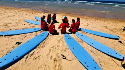 Ein Surfkurs am Atlantik. Eine der vielen Optionen, die das Camp in der Bretagne bereit hält.Foto: SJH