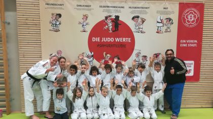 Francesco Liotta, Jana Liotta und Luna Skoberne zeigen dem Nachwuchs, dass Werte Spa&szlig; machen k&ouml;nnen.&nbsp;
&nbsp;
                Bild: Samurai Offenbach