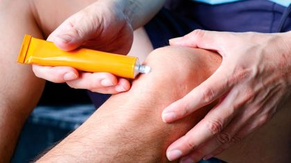 Viele Sportlerinnen und Sportler greifen regelmäßig zu Schmerzmitteln. Bei Verletzungen macht das Sinn, aber prophylaktisch sollten Voltaren und Co. nicht eingesetzt werden.
Foto: Shutterstock