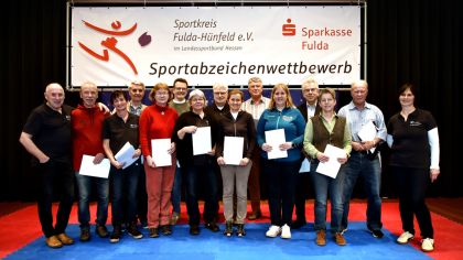 Ehrung der langjährigen Sportabzeichen-Prüferinnen und -Prüfer durch den Vorsitzenden des Sportkreis und derSportabzeichen-Beauftragten Halrald und Elke Piaskowski                Bild: Charlie Rolff
