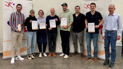 Vertreter*innen der erst platzierten Schulen im Sportabzeichen-Wettbewerb