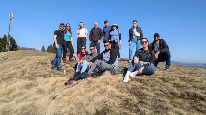 Mit Loreen Remmert von der Stadt Fulda ging es auf den Weiherberg. Hier erfreuten sich die "Neu-Fuldaer" am "Land der offenen Fernen".                Bild: privat