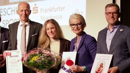 Das Foto zeigt (von links): Schulleiterin Carolin Kubbe, Dr. Ingo Wiedemeier (Vorstandsvorsitzender der Frankfurter Sparkasse), Bildungsminister Armin Schwarz, Jana Becker, Ann Kathrin Linsenhoff (Sportbeauftragte des Landes Hessen) und Olympiast&uuml;tzpunktleiter Markus Kremin.
&nbsp;
                Bild: lsb h