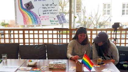 Am Infostand des Projektes „Move Queer“ konnten Interessierte ins Gespräch kommen.Foto: SJH/Alexandra Faulhaber