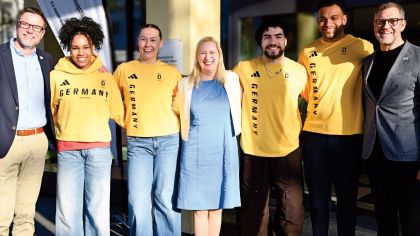 Gute Laune herrschte beim Olympia-Empfang in Frankfurt. Das Foto zeigt (von links) Laufbahnberater Bernd Brückmann, die Olympiasiegerinnen Deborah Levi und Laura Nolte, Sportministerin Diana Stolz, Bronzemedaillengewinner Adam Ammour, Joshua Tasche und Olympiastützpunktleiter Markus Kremin.Foto: Margit Rehn