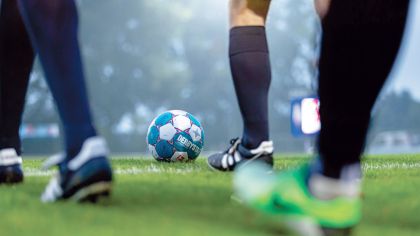 Angepasste, gelenkschonende Sportarten wie „Gehfußball“ sollen Fußballer*innen über 40 Jahren ansprechen.Foto: pixabay.com