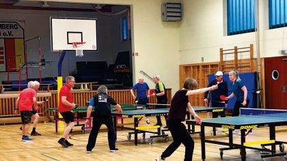 Bei der TG Camberg haben ParkinsonErkrankte jeden Mittwoch die Möglichkeit, Tischtennis zu spielen. Das tut ihnen gut, weil Bewegung den Krankheitsverlauf verlangsamt.Foto: privat