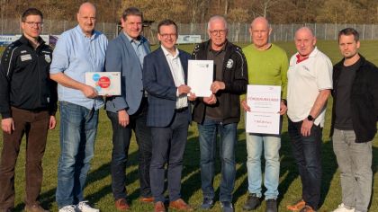 Frederik Schmitt (vierter v. r.) übergibt den Landkreis-Förderbescheid an Ferdinand Reinhard - Paul Vogel (dritter v. l.) hat die lsb h Förderurkunde vom Sportkreis-Team übernommen                Bild: Gemeinde Hofbieber - Presseabteilung
