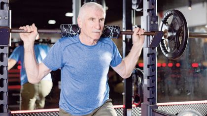 Mit Langhanteln trainierten fr&uuml;her vor allem junge Menschen. Mittlerweile werden sie auch immer &ouml;fter von &Auml;lteren genutzt. Maximalkraft&uuml;bungen sind in jeder Lebens-phase sinnvoll &ndash; auch Hochaltrige k&ouml;nnen davon profitieren.
&nbsp;
                Bild: Shutterstock