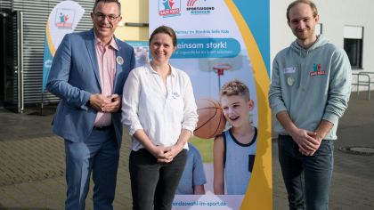 Malin Hoster, Vorsitzende der Sportjugend Hessen und Vorstandsmitglied Amadeus Itzenh&auml;user beim vergangenen B&uuml;ndnistreffen Safe Kids&nbsp; im November 2025. Das Treffen fand unter&nbsp; der Schirmherrschaft von Alexander Bauer (Kinderschutzbeauftragter des Landes Hessen) statt.
                Bild: SJH/Kai peters