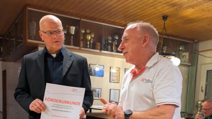 Sportkreis-Vorsitzender Harald Piaskowski (rechts) erläutert in seinem Grußwort die Fördermöglichkeiten der Region, bedankt sich beim Vorsitzenden Jörg für das Engagements des Gesamtvorstands, die Infrastruktur unbedingt im Schuss zu halten und begrüßt in Anwesenheit des Stadtverordneten Michael Ruppel und des Ortsvorstehers Manfred Belle die Unterstützung durch die Stadt Fulda                Bild: Bernd Jiptner - Haimbacher SV