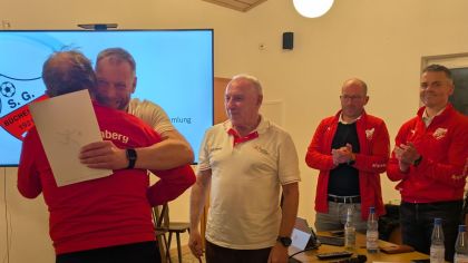 Thomas Plur - stellvertretender Sportkreisvorsitzender - gratuliert Peter Happ  und überreicht die lsb h Urkunde                Bild: SG RW Büchenberg