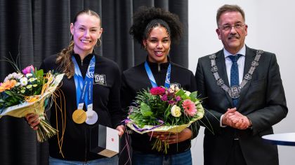 v.l. Laura Nolte, Deborah Levi, Oberbürgermeister Manfred Wagner                Bild: Oliver Vogler Photography