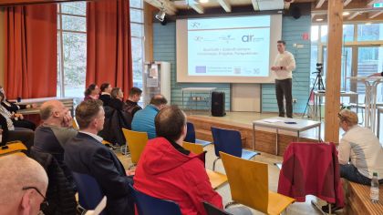 Start in einen Workshop mit geballtem Input: Referent Marc Mercurio begrüßt die Teilnehmenden im Camp Edersee der Sportjugend.                Bild: Gundi Friedrich/lsbh